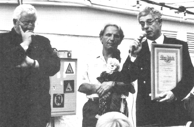 Auf dem Sommerfest 1999 wird Oberstadtdirektor Klaus Heugel zum Ehrenmitglied gekürt
