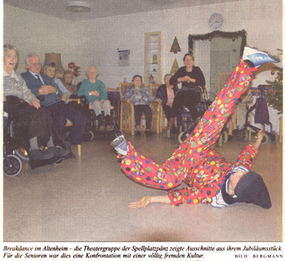 Breakdance im Altenheim - die Theatergruppe der Spellplatzpnz zeigte Ausschnitte aus ihrem Jubilumsstck. Fr die Senioren war dies eine Konfrontation mit einer vllig fremden Kultur. BILD: BERGMANN