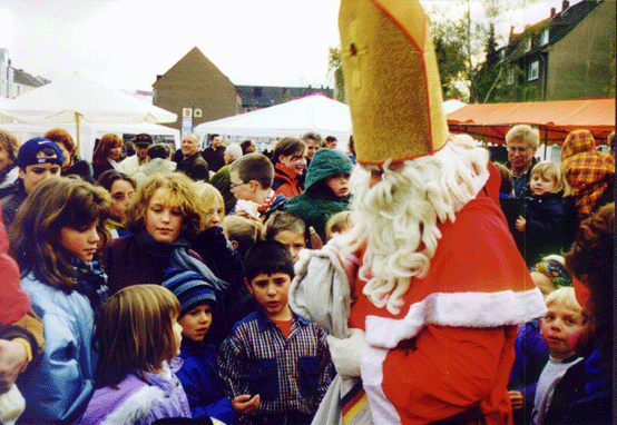 Nikolaus aus Patara beschenkt die Spielplatzkinder