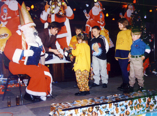 Nikolaus schaut in sein grosses schlaues Buch mit den Lobzetteln der Kinder