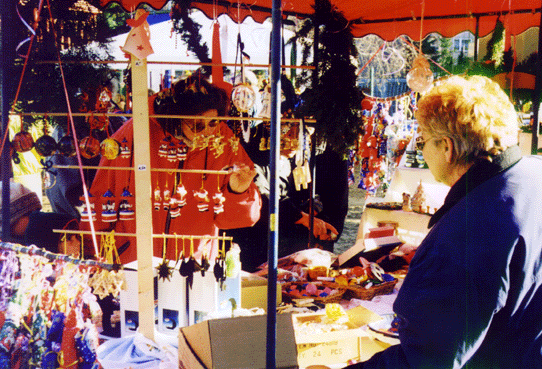 Weihnachtsmarkt auf dem kinderspielplatz