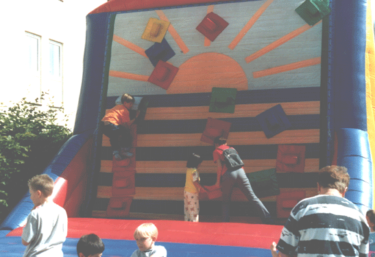 Die Hpf-Kletter-Burg-Wand auf dem Sommerfest