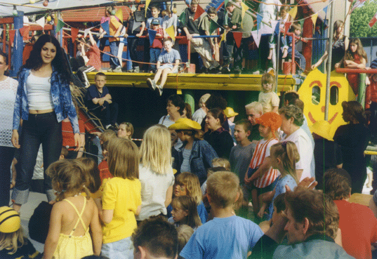 Publikum an der Bhne (Spieleburg) auf dem Spielplatz