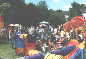 Der geheimnisvolle Klettertunnel auf dem Sommerfest