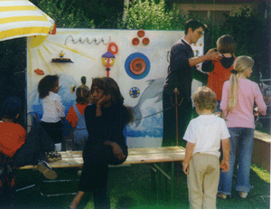 auf dem Spiele-Parcours: der Kinderberraschungsbrunnen