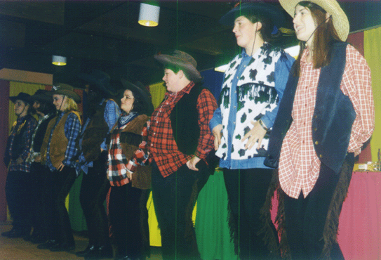 Die Spellplatzlumpen-Girls tanzen den Cowboy Joe Dance