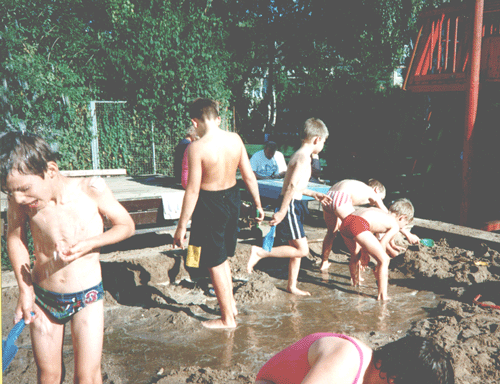 Der neue Sandkasten aus kanadischer Eiche - mit Wasseranschluss  - Riviera in Klle auf dem Initiativ-Kreativ-Spielplatz