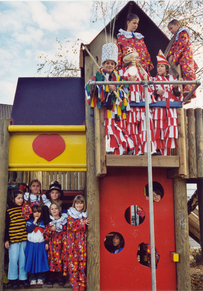 Die Spellplatzlumpen Prinzengarde 2004 auf dem neuen Spellplatzhaus: