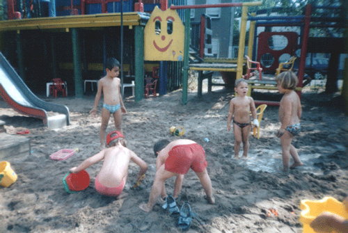 "Norderney in Vingst" "Eh! Du darfst nicht ins Wasser ohne deine Schwimmflgelchen!"