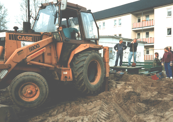 Der neue Sandkasten aus kanadischer Eiche - mit Wasseranschluss  - Riviera in Klle auf dem Initiativ-Kreativ-Spielplatz